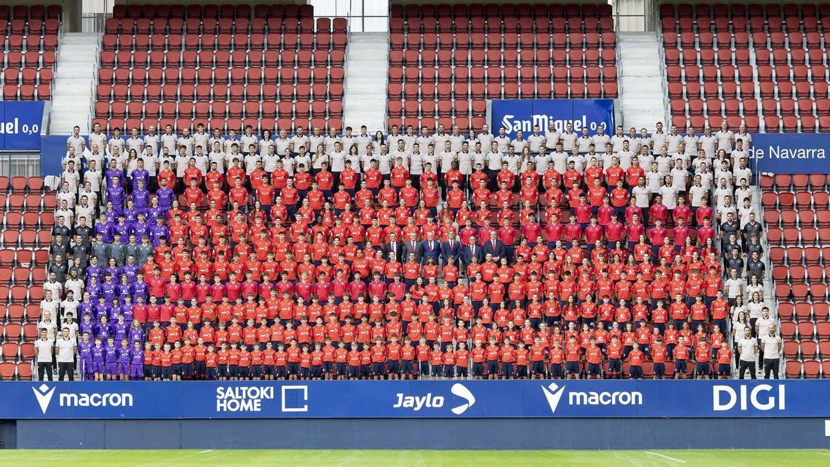 Los equipos de la cantera Osasuna, posando en El Sadar.