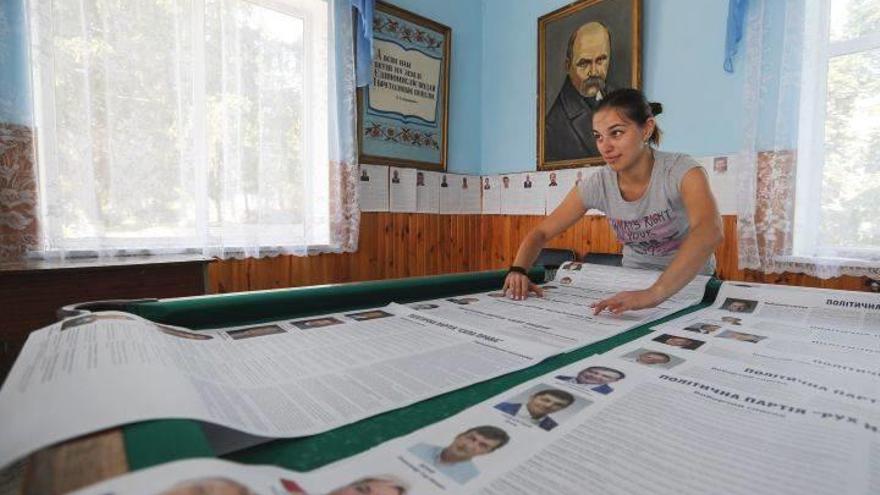 Una miembro del comité electoral en preparativos.