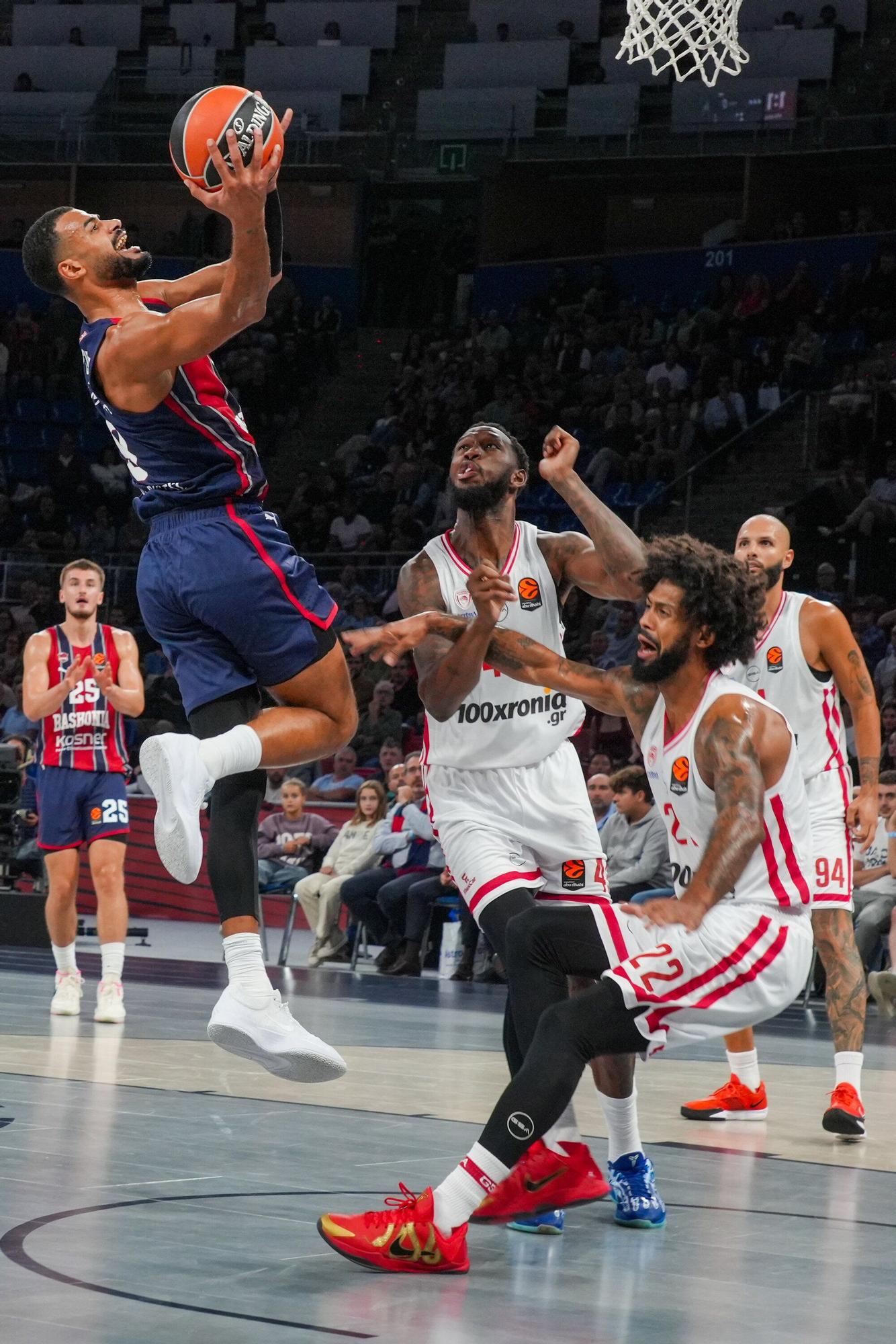 Todas las imágenes del Baskonia - Olympiacos en el Buesa Arena