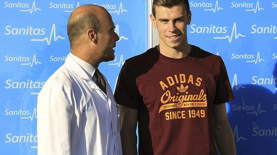 El galés Gareth Bale, d., hasta ahora jugador del Tottenham inglés, a su llegada a la clínica donde ha pasado reconocimento médico tras su fichaje por el Real Madrid