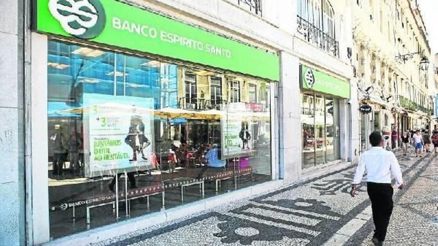 Una oficina en Lisboa del Banco Espírito Santo, que vive tiempos convulsos y amenaza la estabilidad de los mercados mundiales. Fotos: AFP