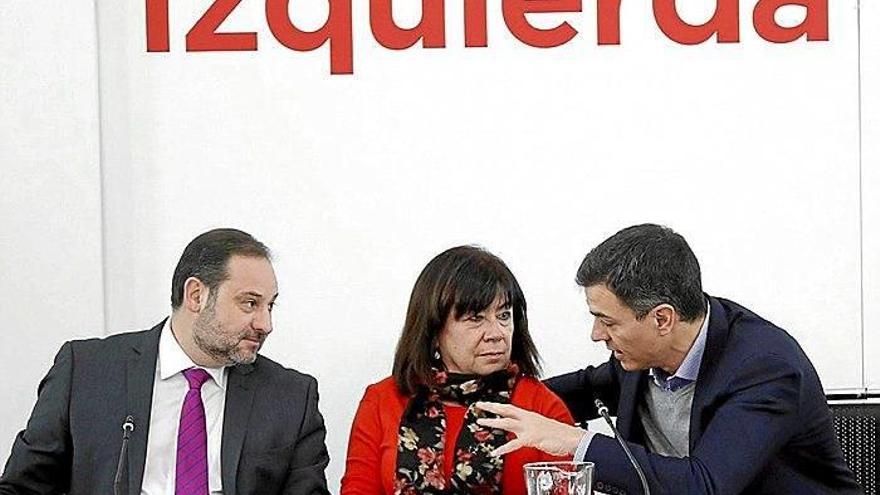 Pedro Sánchez conversa con Cristina Narbona y José Luis Ábalos.