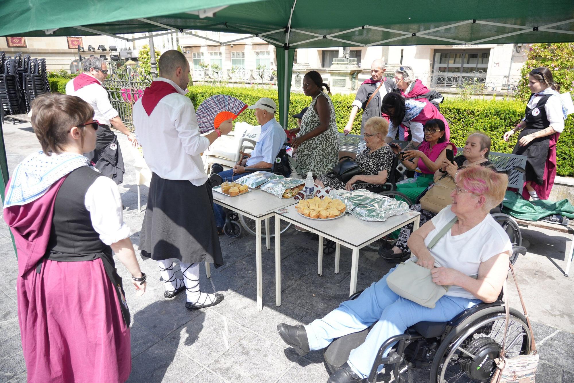 En imágenes: El meneíto veterano llena de bailables la plaza de la Provincia