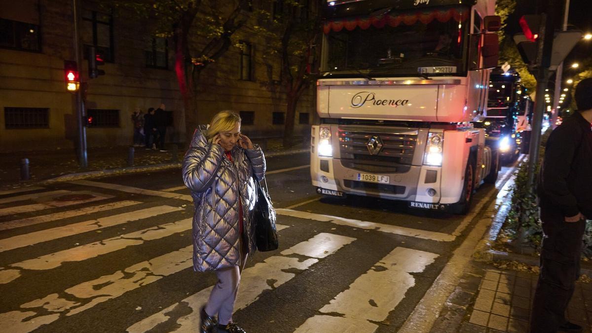 Una peatona cruza la carretera durante la camionada del viernes 31 de octubre en Pamplona.