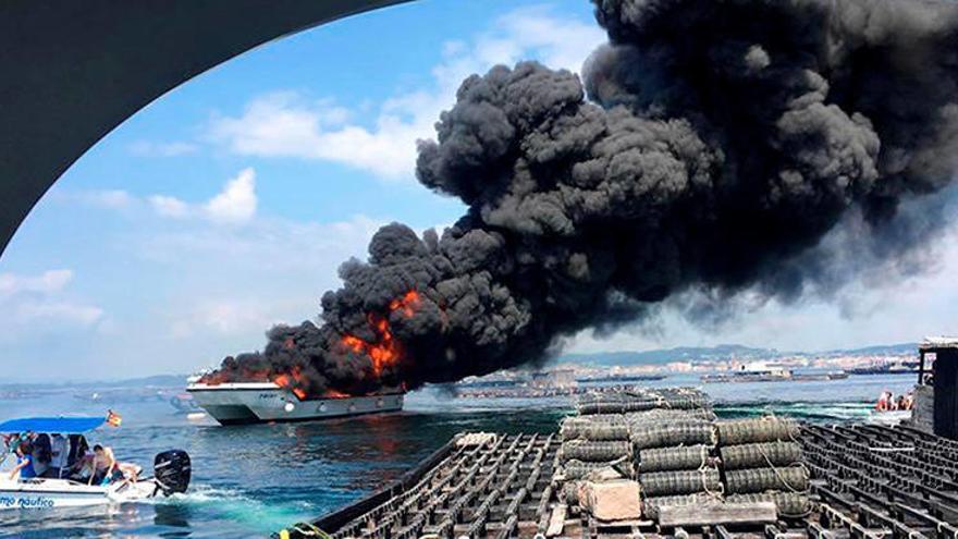 Un total de 37 heridos, cinco de gravedad, en el incendio de un barco turístico en Pontevedra