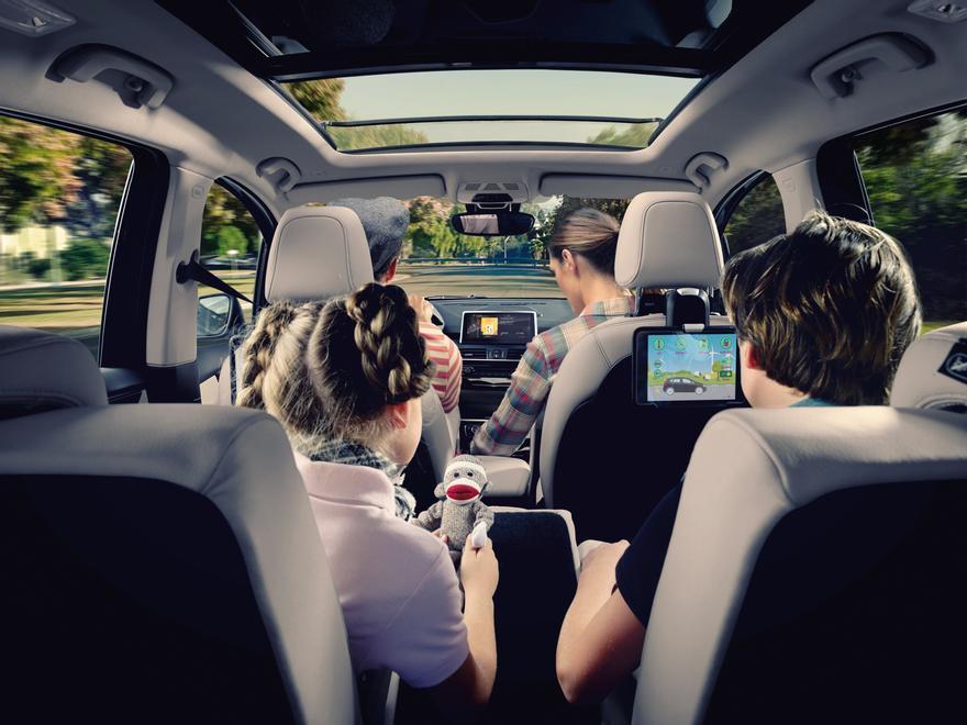 Cómo evitar los mareos a bordo de un coche eléctrico