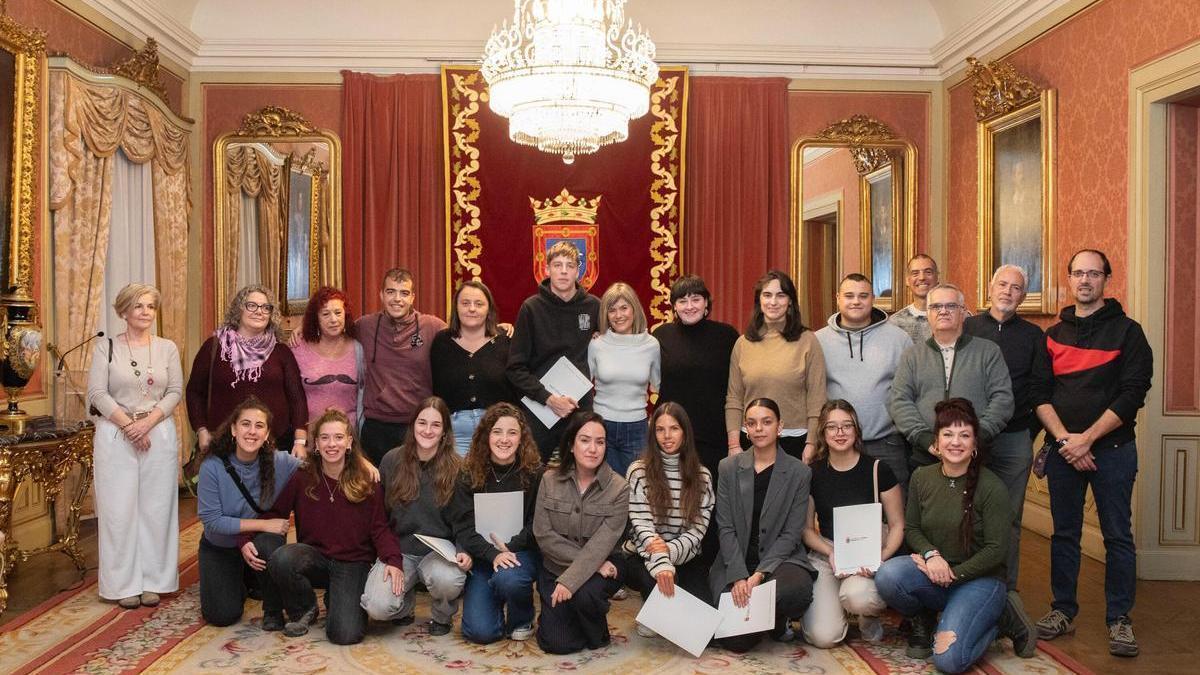 Zaloa Basabe y representantes de siete asociaciones y federaciones comunitarias de infancia y adolescencia Zaloa Basabe y representantes de siete asociaciones y federaciones comunitarias de infancia y adolescencia