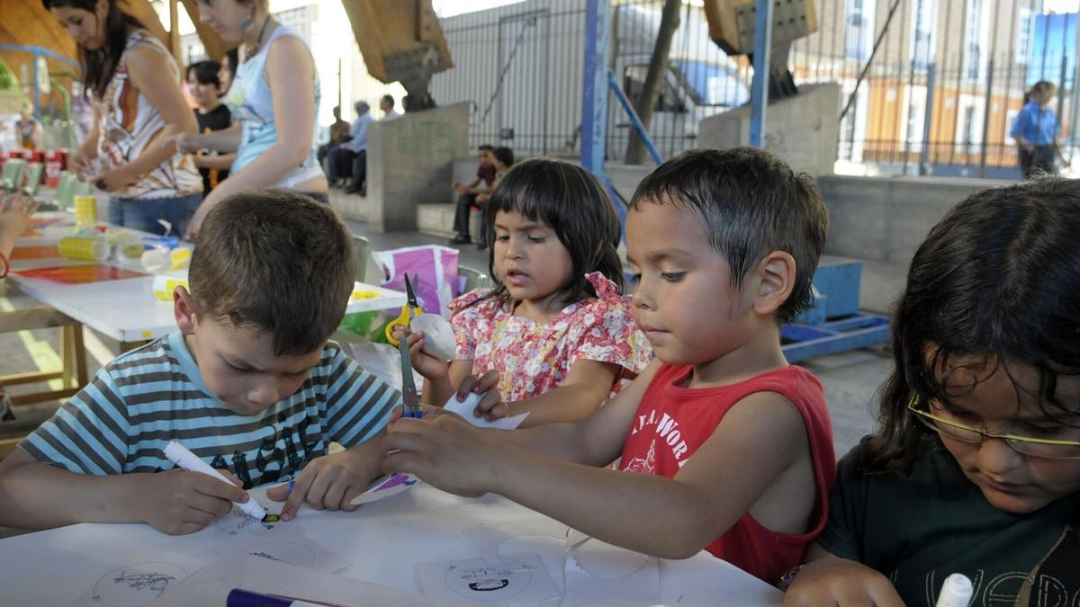 Actividades infantiles en una ludoteca.
