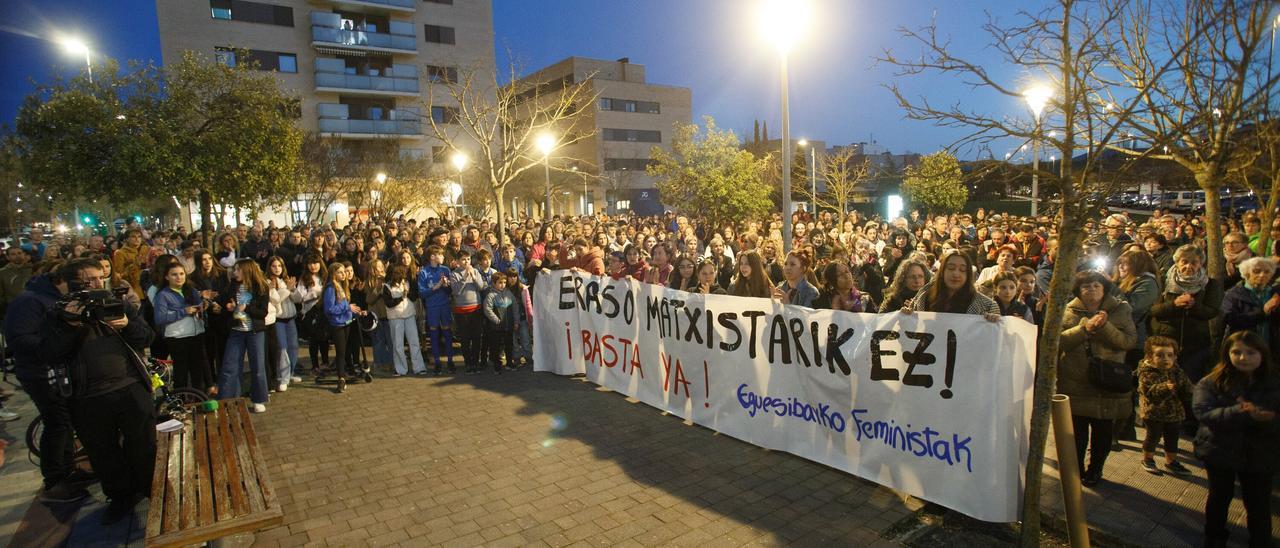 EN FOTOS | Concentración convocada por el movimiento feminista del Valle de Egüés en protesta por el asesinato en Sarriguren