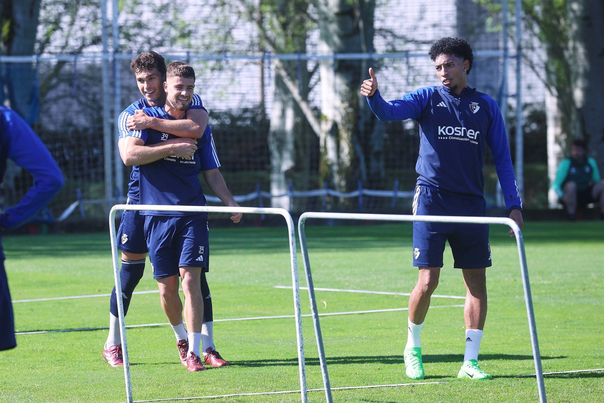 Osasuna se prepara para el Valencia: radiantes sonrisas en una calurosa mañana en Tajonar
