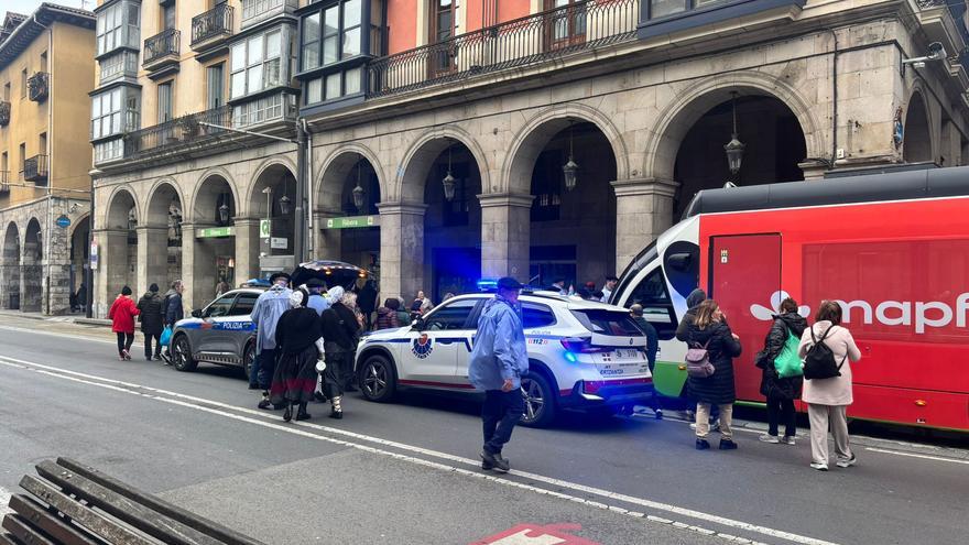 Accidente entre un tranvía y un coche en el Mercado de La Ribera