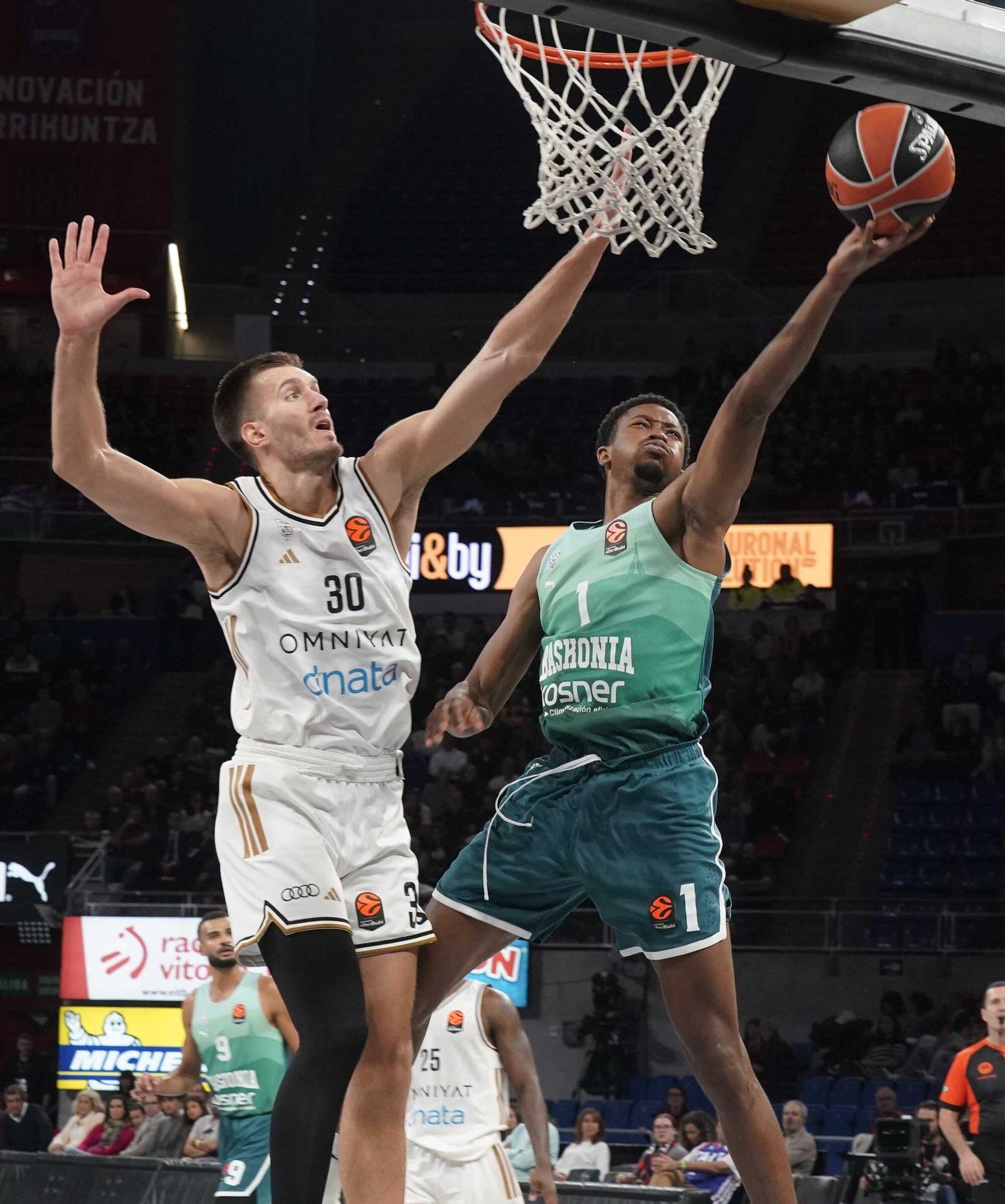 Todas las imágenes del Baskonia - Dubái (92-85)