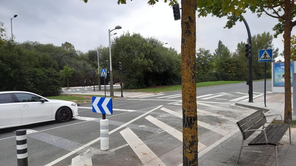 Una nueva medida de seguridad para cruzar sin peligro en el Paseo de los Humedales de Salburua.