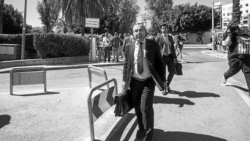 El abogado de la familia de Ashya King, Juan Isidro Fernández, entrando al Hospital Materno Infantil.