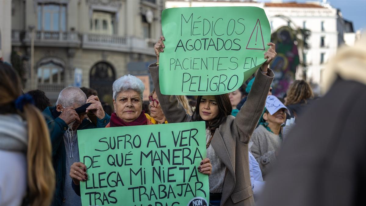 Centenares de médicos claman en el Estado contra Mónica García al grito de &quot;traidora&quot;.