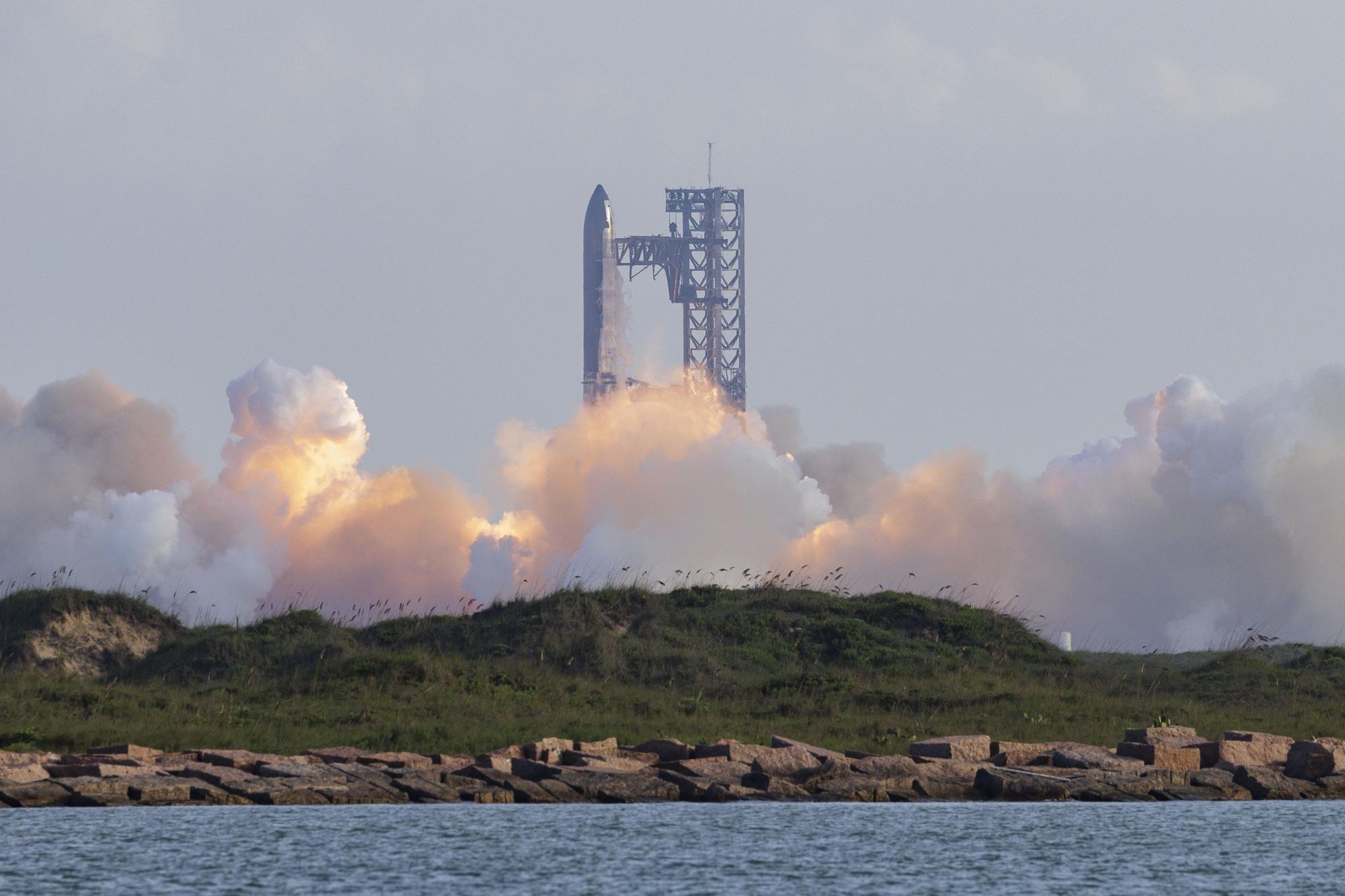 La nave Starship de SpaceX cumple con éxito su décima prueba después de tres fallidas