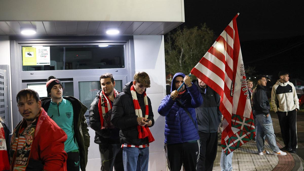 Algunos aficionados del Athletic acudieron a Lezama a dar el último aliento a los leones.