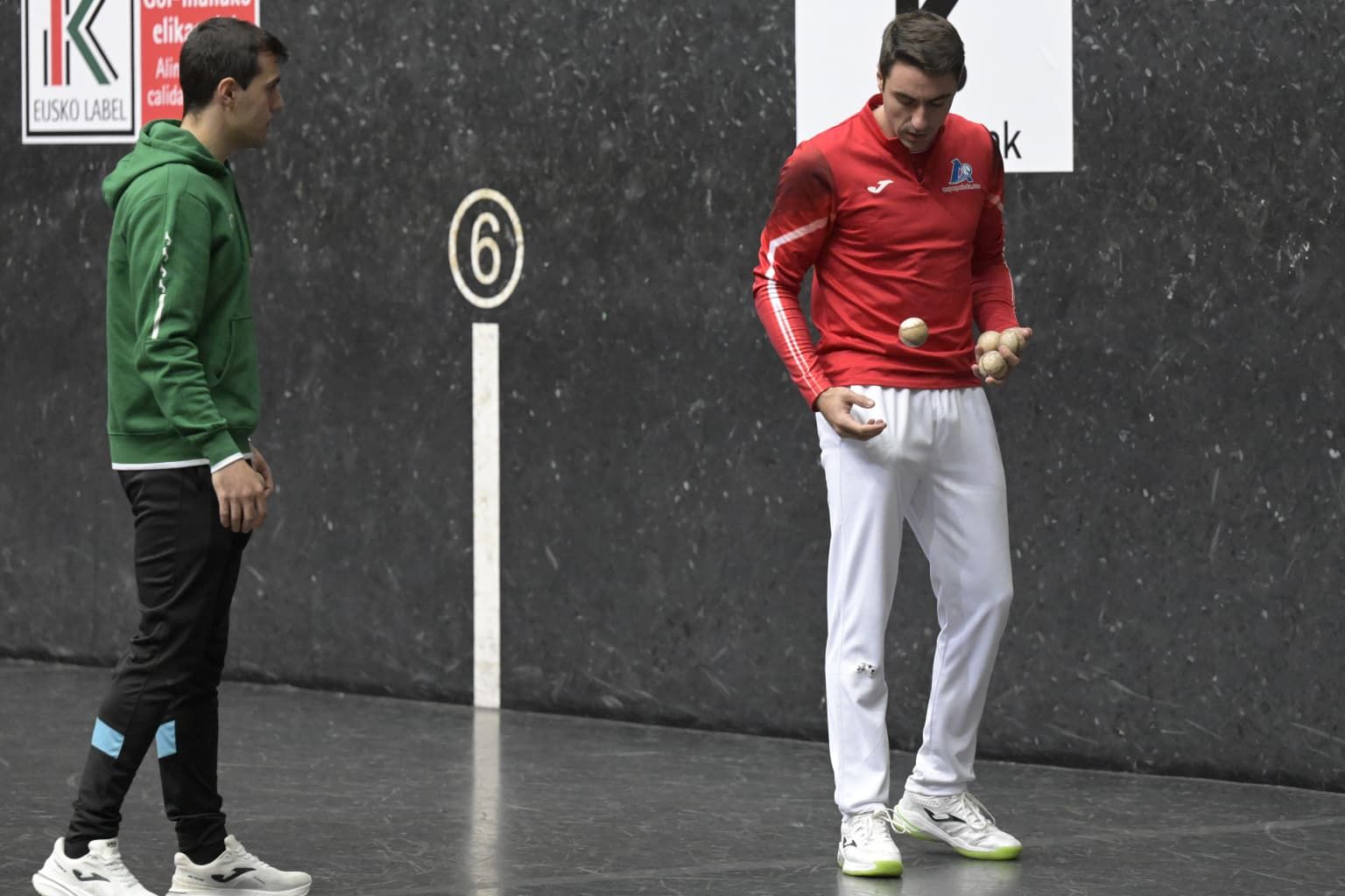 Peio Etxeberria (colorado) y Javier Zabala (azul) eligen material para la final del Cuatro y Medio.