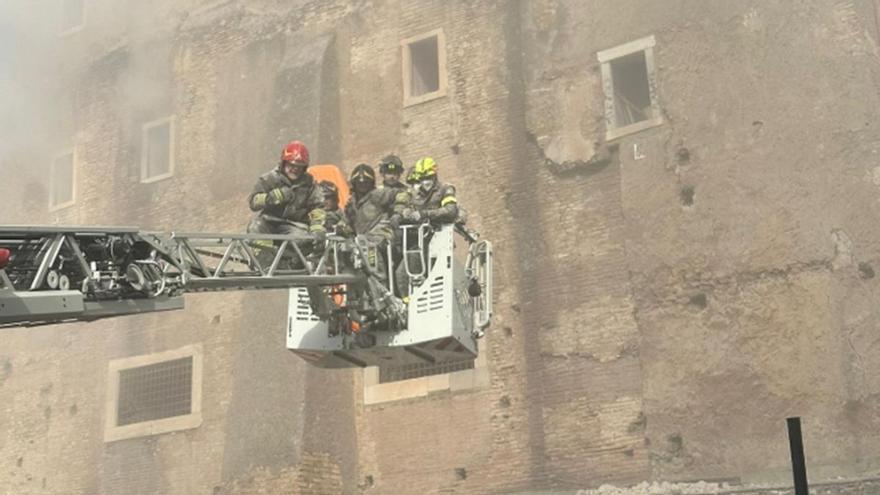 Una torre medieval se derrumba en Roma y deja una persona atrapada