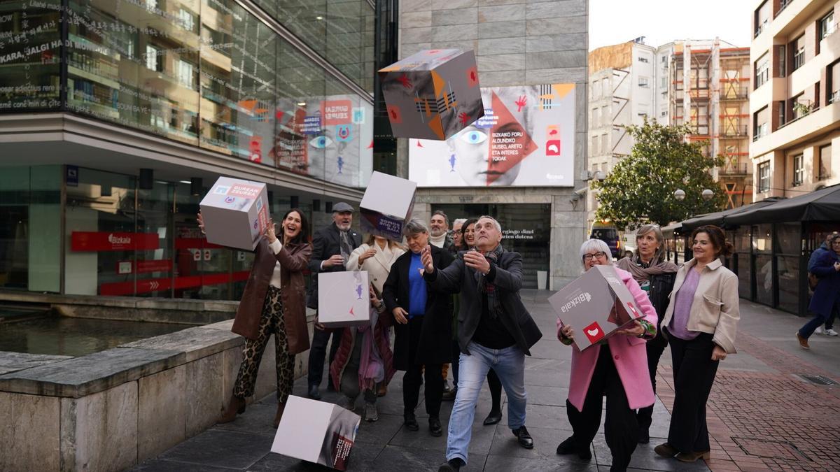 La diputada de Euskera, Cultura y Deporte, Leixuri Arrizabalaga; el director gerente de BizkaiKOA, Asier Madarieta y los directores y directoras de los museos y las salas forales.