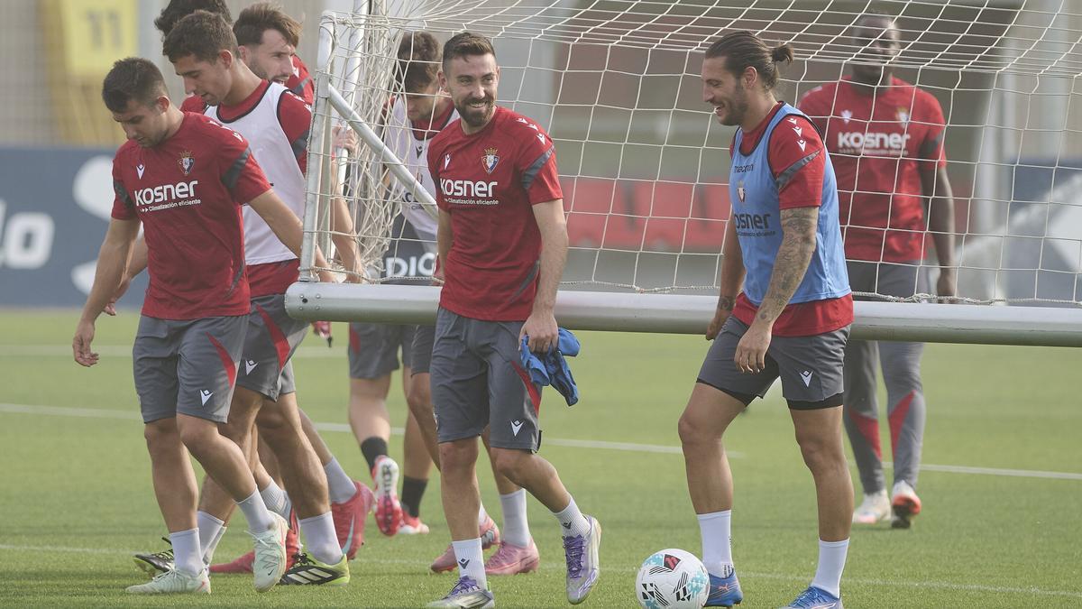 Moi Gómez sonríe junto a Juan Cruz al transportar una de las porterías de entrenamiento.