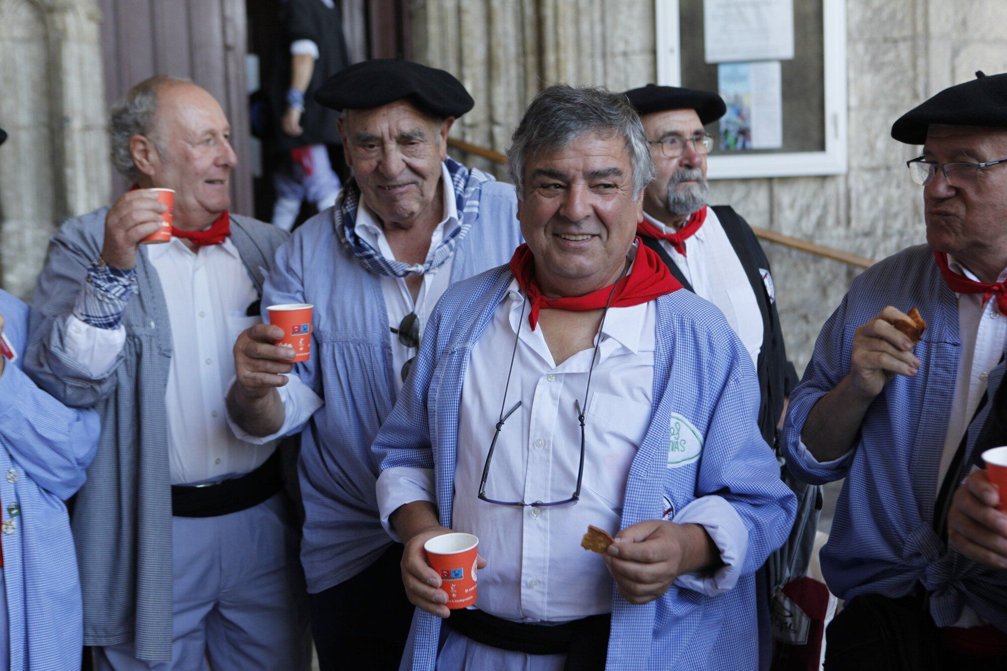 Los blusas y neskas veteranos ya disfrutan de su día en La Blanca