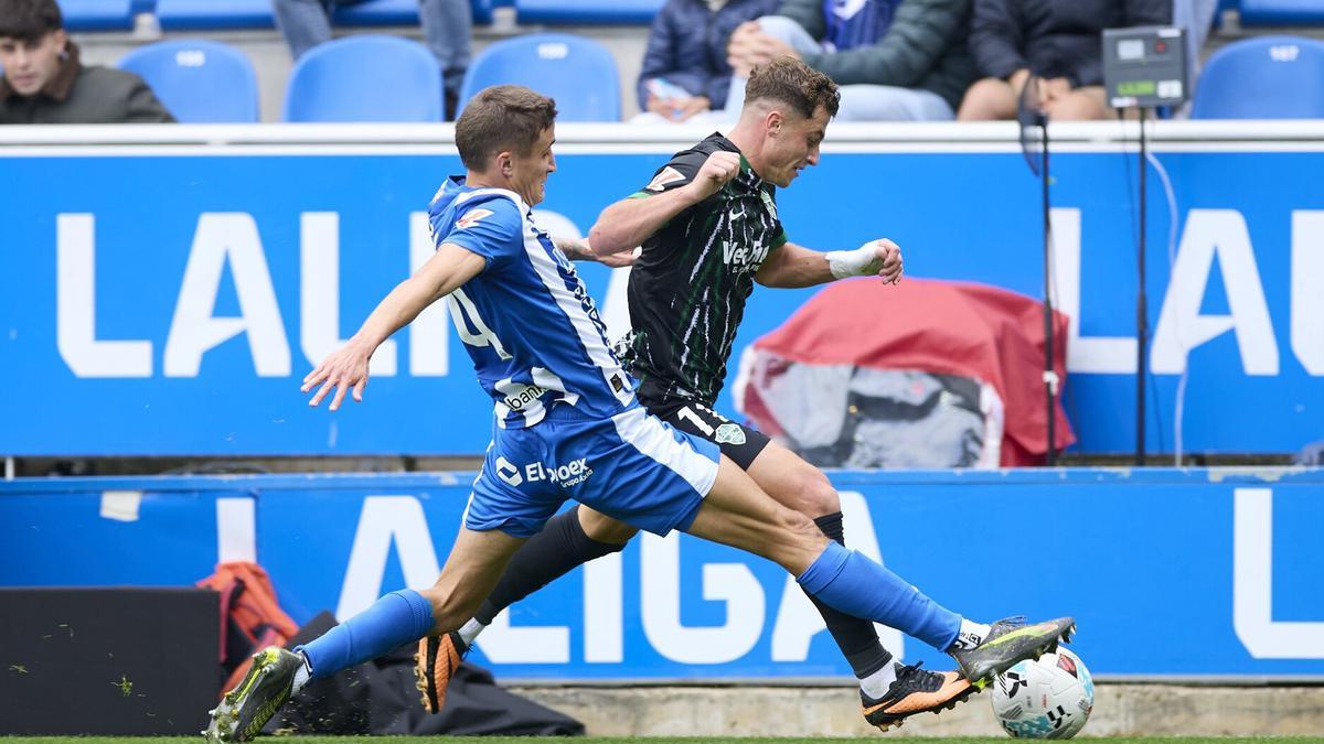 Tenaglia intenta parar, con éxito, a Germán Valera durante el Alavés-Elche.