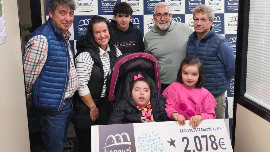 El pintxo solidario de los comerciantes de Basauri recauda otros 2.078 euros para la pequeña Laia
