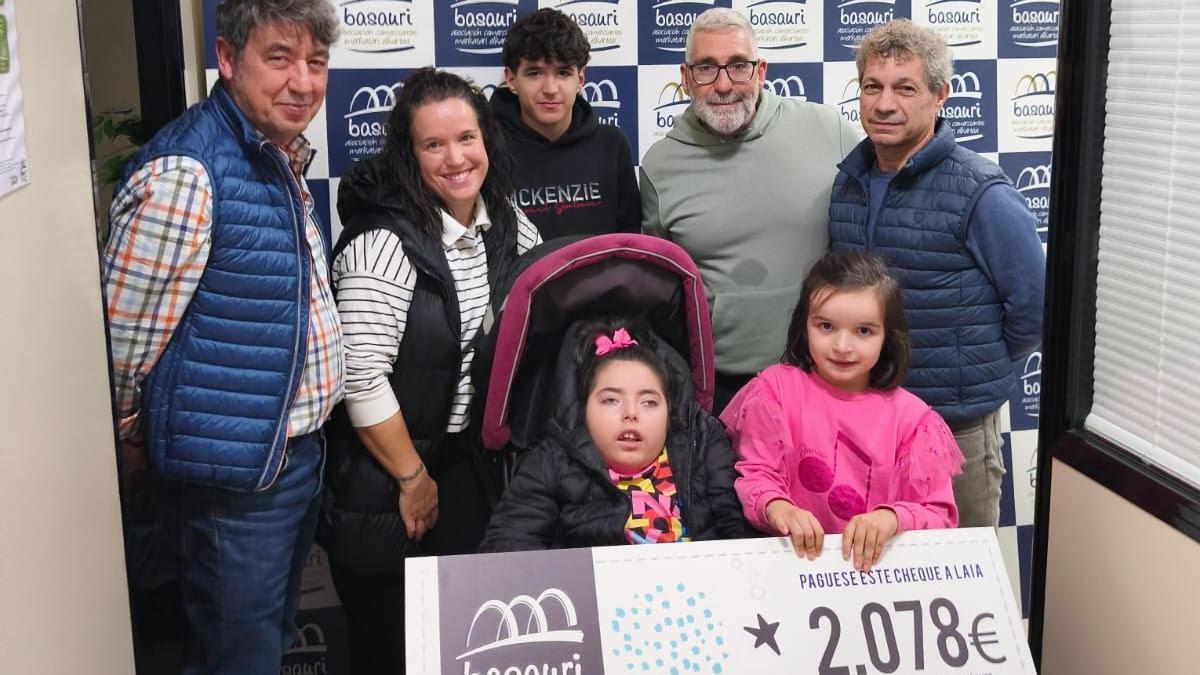 Laia y su familia han recibido un cheque solidario de 2.078 euros por parte de la Asociación de Comerciantes de Basauri