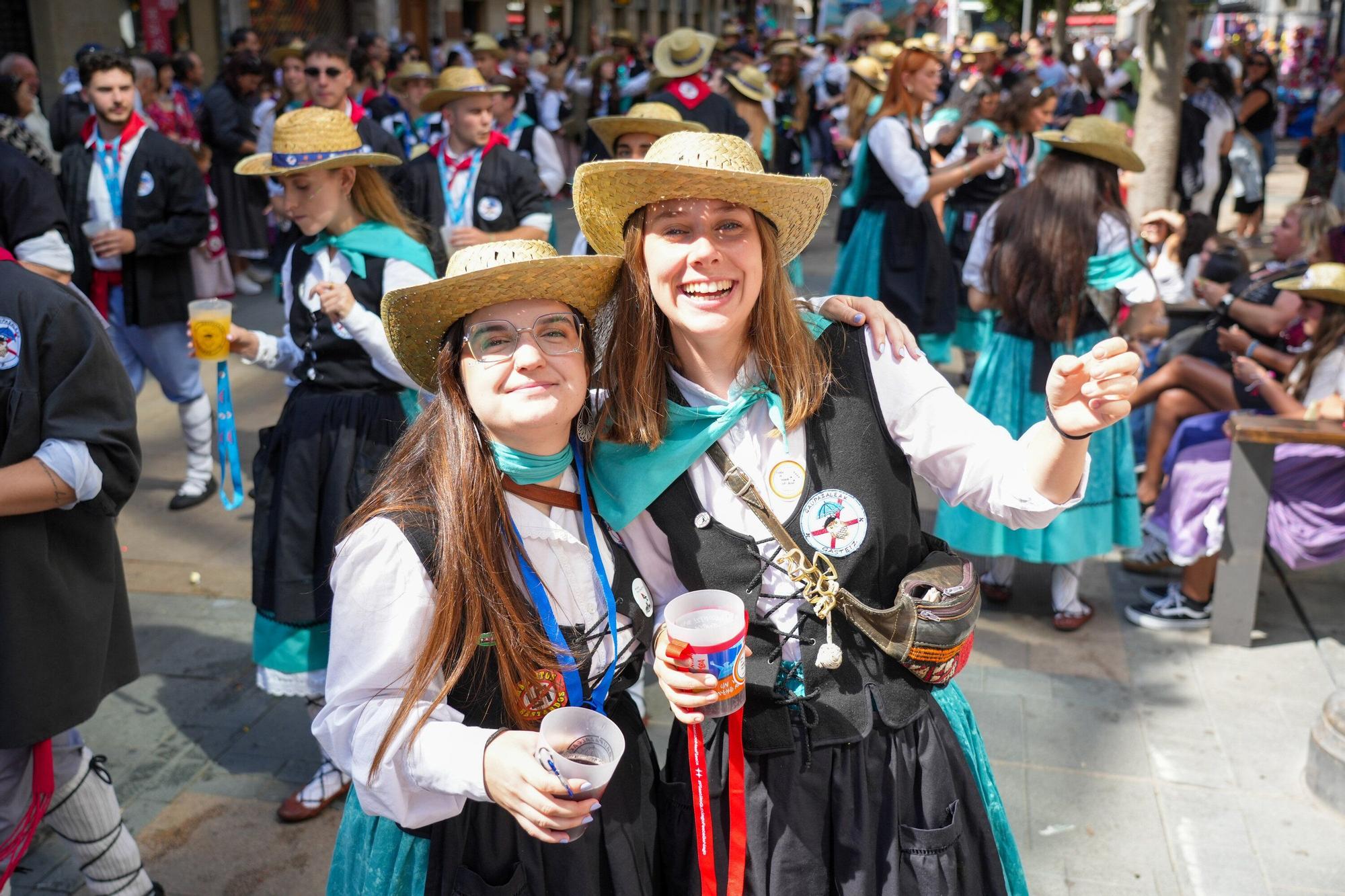 En imágenes: Blusas y neskas desfilan en el primer paseíllo