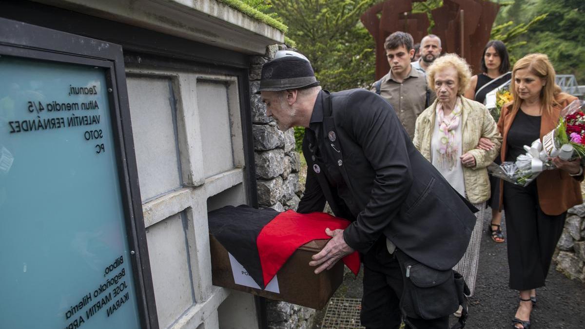 La familia del miliciano Jacinto Polo deposita sus restos en el Columbario de la Dignidad de Elgoibar acompañada de La consejera de Justicia y Derechos Humanos, María Jesús San José, y el director del Instituto Gogora, Alberto Alonso.