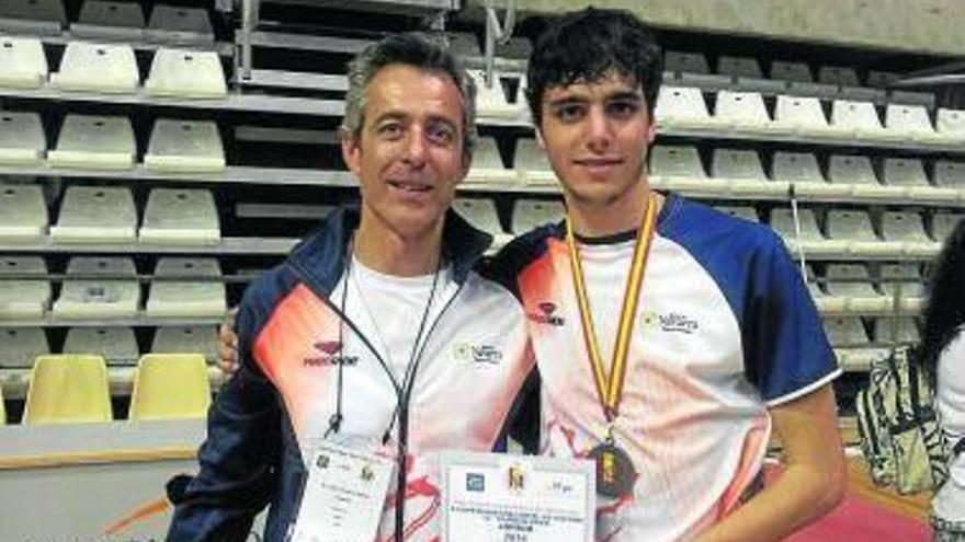 Raúl Manrique, con su entrenador Mikel Arrondo.