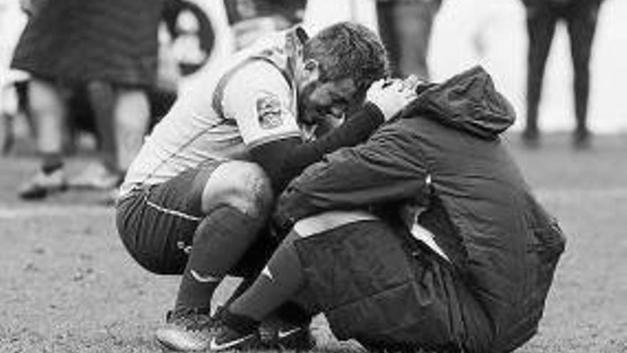 Dos jugadores de la selección española, desolados tras la derrota que encajaron ayer en Bélgica.