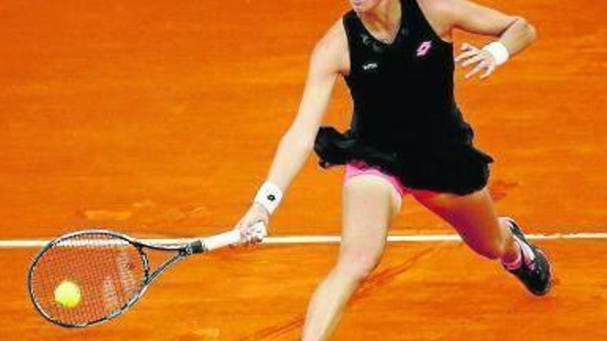 Arruabarrena se estira para alcanzar la pelota.