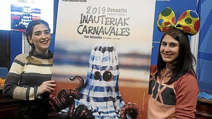 La autora del cartel, Lara Aranzabal, y la Diosa Momo, Maider López, sujetan la imagen de las próximas fiestas.