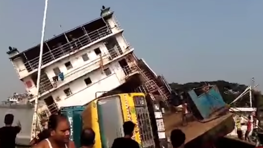 El ferry, a punto de volcar completamente.