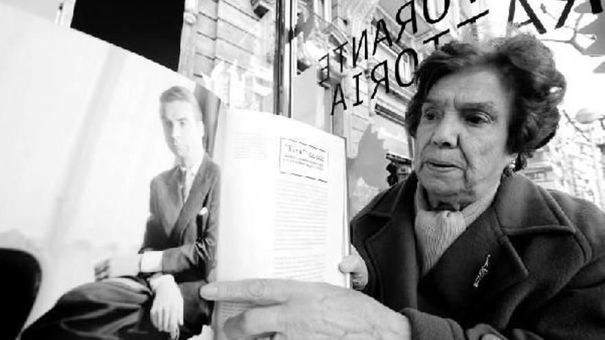 Elisa Erquiaga, a sus 93 años, señala uno de los escasos retratos del maestro.