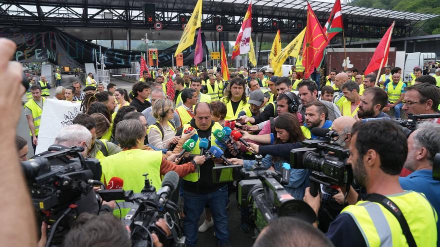 Agricultores llevarán este jueves sus protestas a la muga de Irun con una tractorada