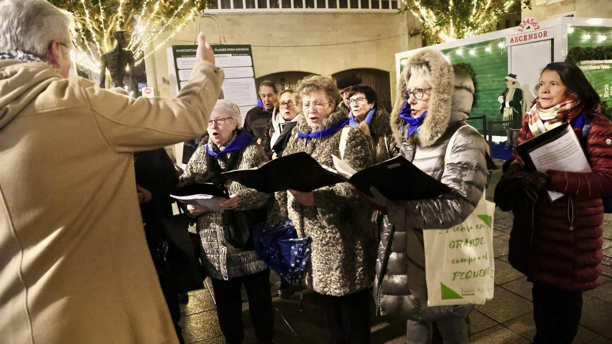 En imágenes: Los coros de Gasteiz salen a la calle a cantar