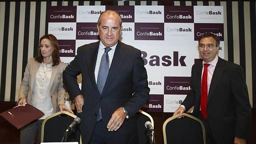 El presidente de Confebask, Miguel Angel Lujua, y la  secretaria general de la patronal vasca, Nuria López de Gereñu