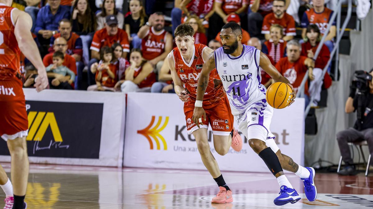 Darrun Hilliard bota el balón ante Agustin Ubal.