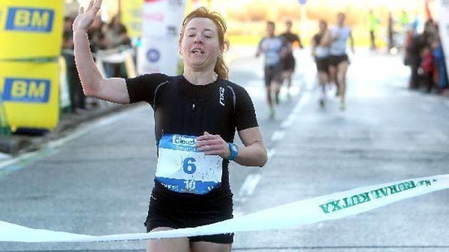 Claudia Behobide se impone en la línea de meta.