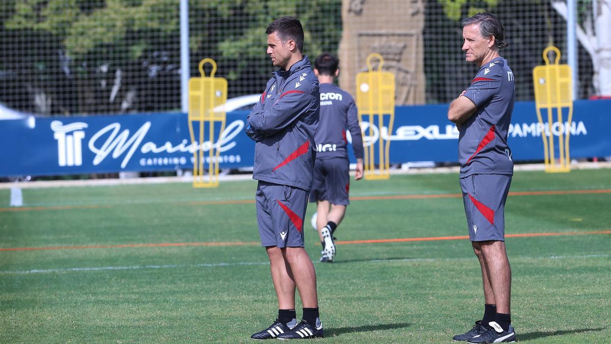 Lisci observa el entrenamiento con Chema Sanz, su segundo, detrás.