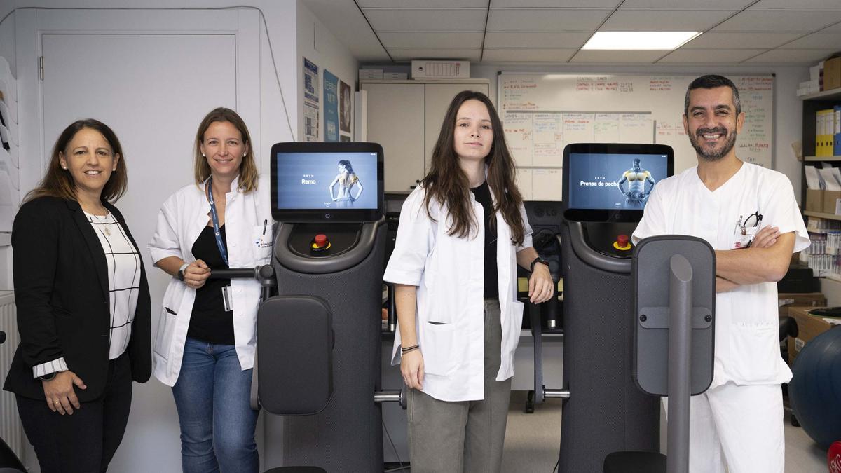 De izq. a dcha.: Nely Soto Ruiz, Fabiola Zambon Ferraresi, Marisa Fernández González de la Riva y Nicolás Martínez Velilla, en el Hospital Universitario de Navarra. De izq. a dcha.: Nely Soto Ruiz, Fabiola Zambon Ferraresi, Marisa Fernández González de la Riva y Nicolás Martínez Velilla, en el Hospital Universitario de Navarra.