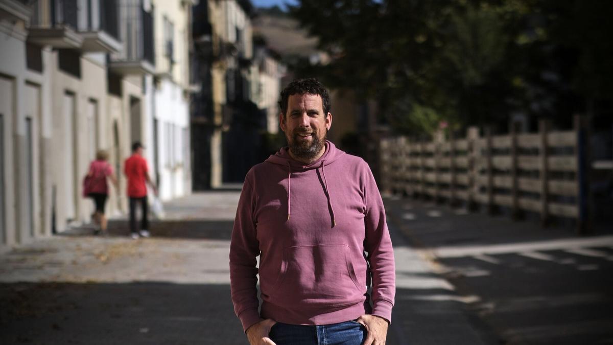 El alcalde de Villava/Atarrabia, Mikel Oteiza, en la calle Mayor de la localidad en vísperas de fiestas.