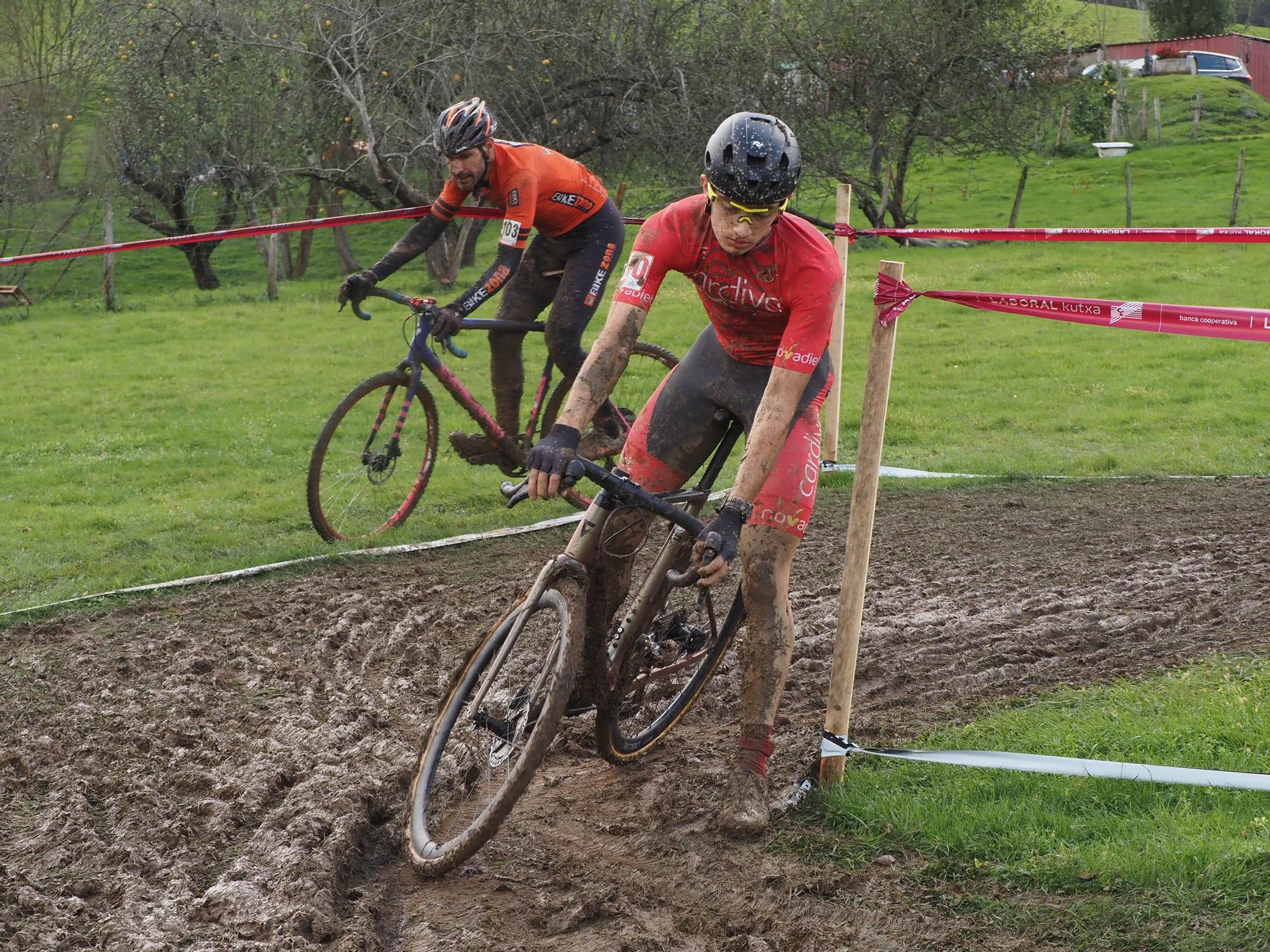 El barro se sumó al espectáculo de ciclocross en Elgoibar