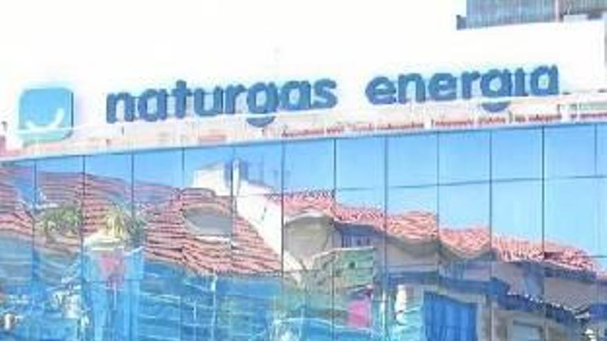 Unos peatones pasan ante la sede de Naturgas en Bilbao.