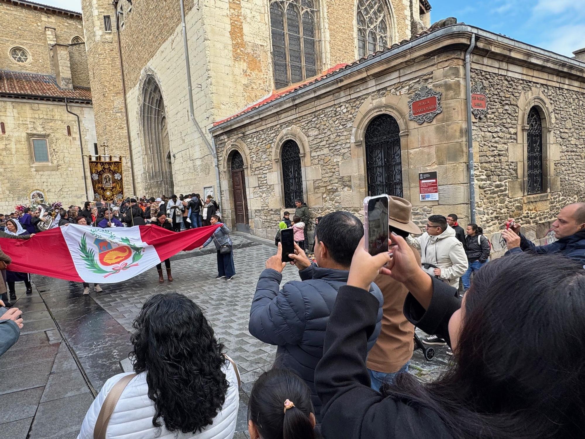 En imágenes: Procesión peruana por Vitoria en honor al patrón de Perú