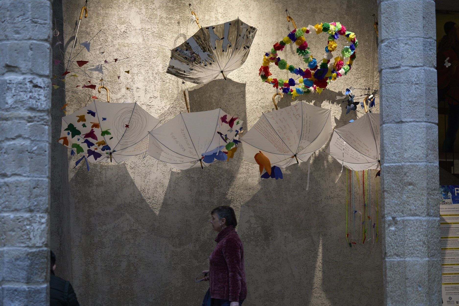 Varios de los paraguas que sirven de cobijo a las emociones por las que se transita en los procesos de duelo, en la exposición del Condestable que forma parte del ciclo &#039;Record-ARTE&#039;.