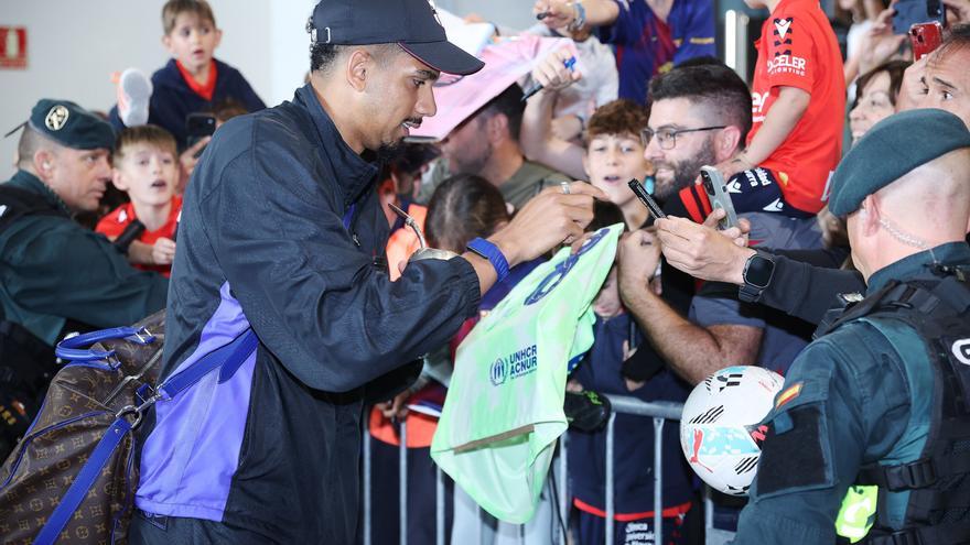 Fotos de la llegada del FC Barcelona al aeropuerto de Noáin para el partido contra Osasuna esta noche